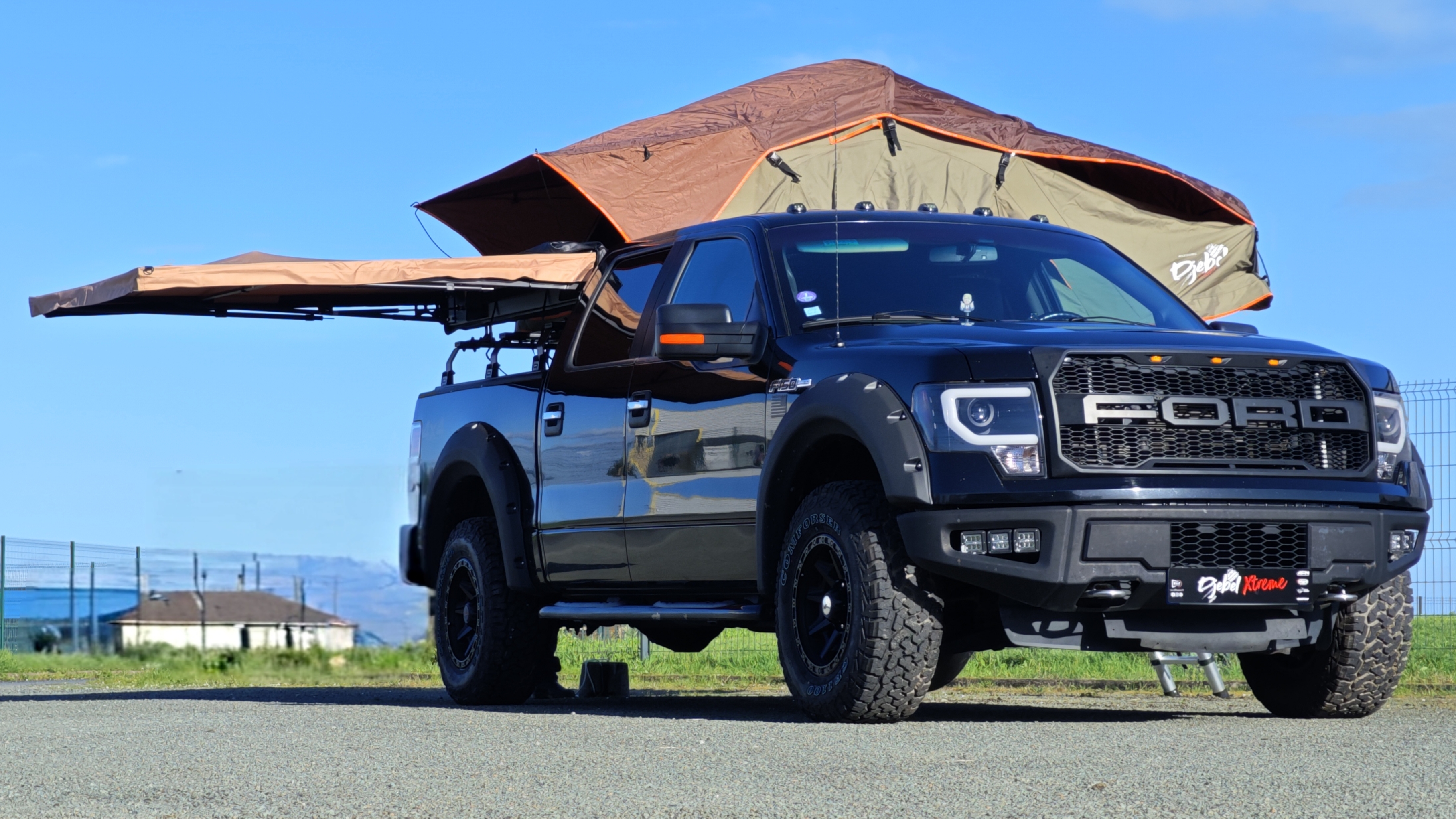 Ford F150 avec un auvent autoportant et une tenete de toit DjebelXtreme